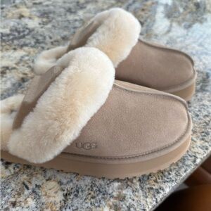 UGG Disquette in Sand